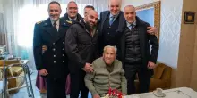 Crosetto festeggia il pap&agrave; di Bonelli, ex carabiniere di 102 anni, "uomo che ha fatto la Storia"