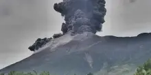 Il vulcano Kanlaon si risveglia: il momento dell&rsquo;eruzione esplosiva nel video timelapse
