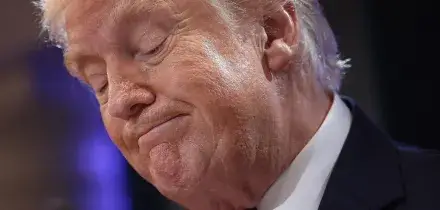 Trump: "Giudici folli e influenzati da interessi stranieri, ora nuovi dazi al 10%"