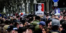 Francia, corteo per omicidio Deranque. Distribuiti i cartelli: "Ucciso dalla milizia di M&eacute;lenchon"