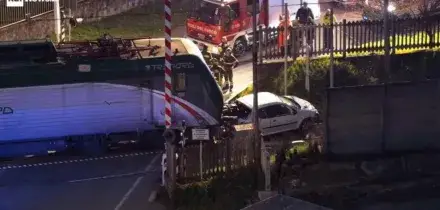 Scontro tra un treno e un'auto nel Milanese, nessun ferito ma linea interrotta, video dal drone
