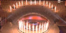 Milano Cortina 2026, l&rsquo;ingresso della Fiamma olimpica nell&rsquo;Arena di Verona. Il video