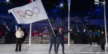 Milano Cortina 2026, l&rsquo;Italia consegna la bandiera olimpica alla Francia