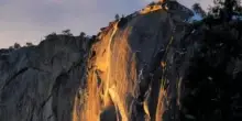Il sole gioca con la roccia: la magia della Cascata di Fuoco del parco dello Yosemite