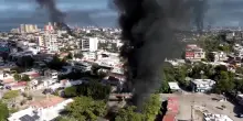 Colonne di fumo nero su Puerto Vallarta, le immagini dal drone
