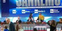 Sanremo, la prima conferenza stampa: Carlo Conti accoglie Laura Pausini con un mazzo di fiori