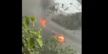 Fiamme e fumo a Puerto Vallarta dopo l'uccisione di "El Mencho"