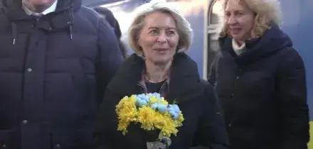 L'arrivo a Kiev di von der Leyen per la commemorazione dell'anniversario del conflitto
