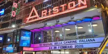 DIRETTA Sanremo 2026 inizia nel segno di Baudo. Stasera sul palco tutti i 30 artisti in gara