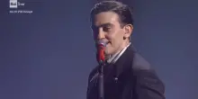 Michele Bravi che canta "Prima o poi"