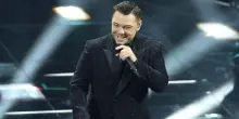 Tiziano Ferro infiamma l'Ariston con un medley di successi