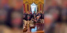 &ldquo;Non la restituir&ograve;&rdquo;. Trump si mette al collo l&rsquo;oro olimpico e scherza con la squadra Usa di hockey
