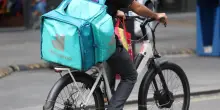 Caporalato su migliaia di rider, controllo giudiziario anche per Deliveroo