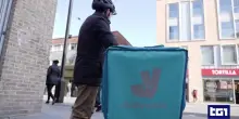 La procura di Milano indaga Deliveroo per caporalato, fino a 20mila rider sfruttati
