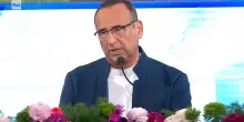 Carlo Conti annuncia le canzoni in gara nella seconda e terza serata