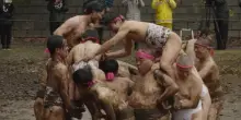 Lottano nel fango, al freddo e seminudi: ecco il Warabi Hadaka Matsuri
