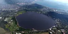 Il lago d'Averno si tinge di rosso: le immagini dal drone
