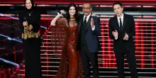 Sanremo 2026. Gli ascolti della terza serata. La conferenza stampa del venerd&igrave;. Oggi cover e duetti