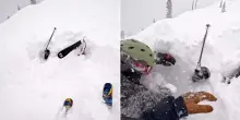 California, sciatore sepolto dalla neve: il salvataggio ripreso dalla telecamera del soccorritore