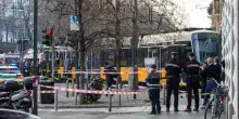 Milano, tram deragliato: 60enne morto sbalzato fuori. L'autista: "Stavo male".  2 morti e 50 feriti