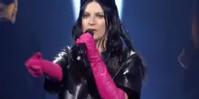 Al via la serata dei duetti. Laura Pausini canta sul carpet
