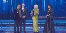 Sanremo 2026, premio alla carriera per Caterina Caselli, ai giovani: "Sentitevi liberi dal giudizio"