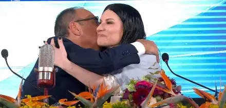 Laura Pausini a Carlo Conti: "Ti voglio molto bene. Grazie"