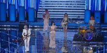 Sanremo 2026, la finale: Bambole di pezza cantano &ldquo;Resta con me&rdquo;