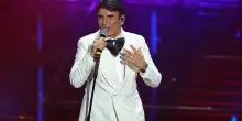 Sanremo 2026, la finale: Sal Da Vinci canta &ldquo;Per sempre s&igrave;&rdquo;, va in platea e balla con zia Mara