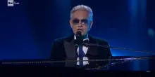 Sanremo 2026: Premio alla carriera per Andrea Bocelli che arriva all'Ariston a cavallo