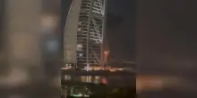 Un drone colpisce il famoso hotel di lusso Burj Al Arab a Dubai