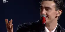 Michele Bravi canta "Prima o poi" e fa un appello: "Non dimentichiamo quel che accade nel mondo"