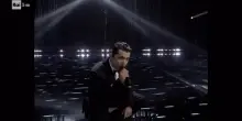 Sanremo 2026: Fulminacci canta "Stupida Sfortuna" e consegna i fiori al maestro d'orchestra