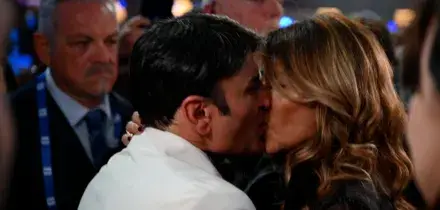 Sal Da Vinci bacia la moglie sul palco dopo aver vinto il Festival di Sanremo