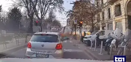 Il tram deragliato, l'autista dimesso piange per le vittime: "Ho visto nero e ho perso il controllo"