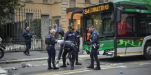 Autobus travolge una moto in centro a Milano, 4 feriti. Nessuno &egrave; in gravi condizioni