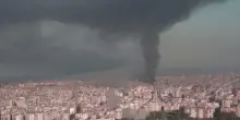 Bombe israeliane su Beirut, il fumo avvolge gli edifici