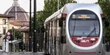 Violentato al capolinea del tram un 17enne, aggredito dopo essersi addormentato, di notte, sul mezzo