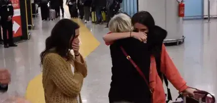 Gli studenti cantano l'Inno sull'aereo che li riporta in Italia da Dubai