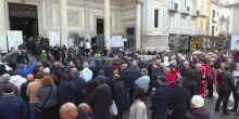 Funerali Domenico, grande folla all'esterno del duomo di Nola