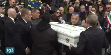 I funerali del piccolo Domenico, il lungo applauso all'uscita del feretro