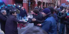 Bologna, spintoni tra Digos e i manifestanti contro la Lagarde