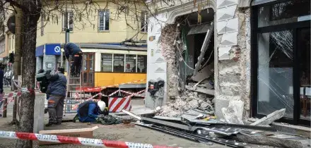 Tram deragliato a Milano, la polizia locale sequestra le scarpe del conducente