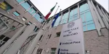 Bergamo: uomo minaccia di darsi fuoco davanti a Tribunale, bloccato dai Carabinieri