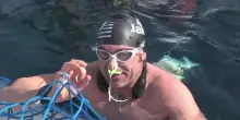 Record del mondo: Luca Casalini ha nuotato 106 metri in apnea, con le pinne, sotto il ghiaccio