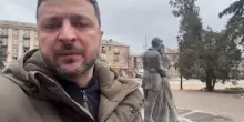 Il video di Zelensky da Druzhivka, una delle citt&agrave; del Donbas che Putin chiede di cedere - Video