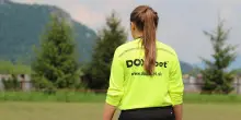 Ragazza 17enne presa a schiaffi e pugni mentre arbitra una partita di calcio