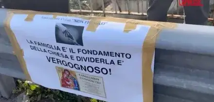 Famiglia nel bosco, sit-in davanti casa famiglia con cartelli e giochi per i bimbi