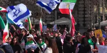 Milano, iraniani in piazza con bandiere USA: "Come l'Italia nel 1943"