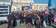 8 marzo, corteo a Milano: "Disarmiamo guerra e patriarcato"